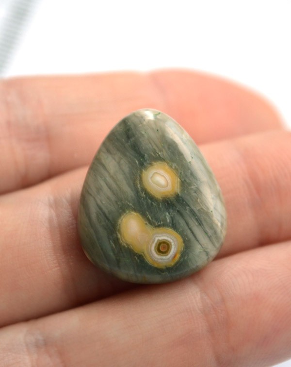 Кабошон из океанической яшмы №1