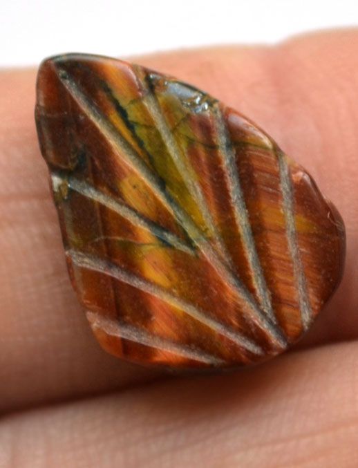 Кабошон из резного тигрового глаза №7